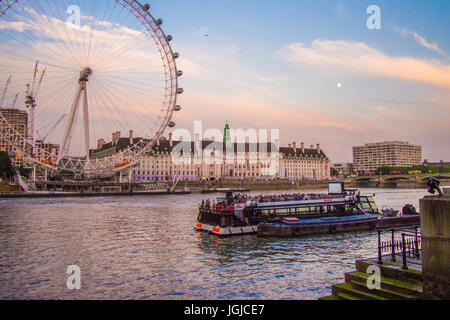 London Eye sur le côté sud de la Tamise avec County Hall à droite, Londres. Banque D'Images
