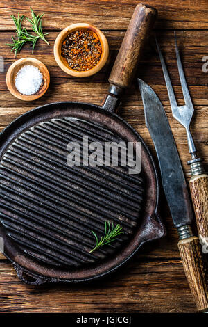 Concept d'arrière-plan de cuisson. Vintagr iron grill pan, de couverts et d'épices. Vue d'en haut Banque D'Images