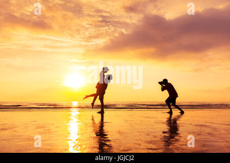 Photographe photographier un couple d'amoureux sur la plage en été Banque D'Images