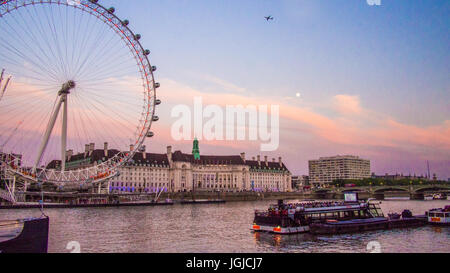 London Eye sur le côté sud de la Tamise avec County Hall à droite, Londres Banque D'Images