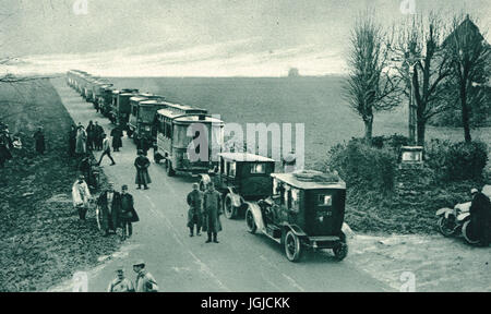 Omnibus moteur flotte pour déplacer les troupes à l'avant et dos Banque D'Images