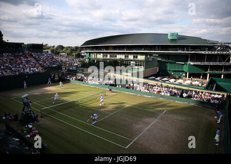 Vue générale de la cour et 18 match de double entre Bruno Soares et Jamie Murray contre Sam Groth et Robert Lindstedt au jour cinq des championnats de Wimbledon à l'All England Lawn Tennis et croquet Club, Wimbledon. Banque D'Images