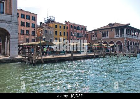 Venise Vénétie Italie. Campo della Pescaria près du marché aux poissons du Rialto. C'est l'un des plus ancien lieu de Venise et ici il y a les légumes et Banque D'Images