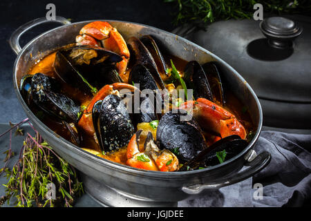 Soupe de fruits de mer crabes moules en métal pot Banque D'Images