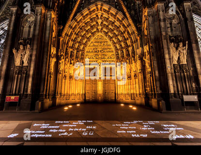 La scène de nuit de l'entrée ouest de la cathédrale de Cologne, Rhénanie du Nord-Westphalie, Cologne (Köln), Allemagne, Europe Banque D'Images