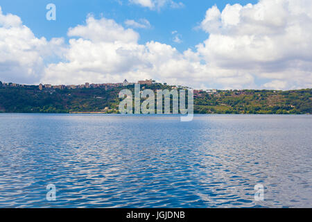 Castel Gandolfo (Italie) : vue depuis le lac. Banque D'Images