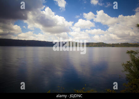 Castel Gandolfo (Italie) : vue depuis le lac. Banque D'Images