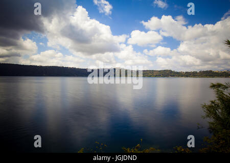 Castel Gandolfo (Italie) : vue depuis le lac. Banque D'Images