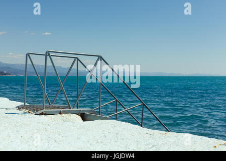 Mer, plage, ciel et glissières d'appui lors de la saisie de la mer. Banque D'Images