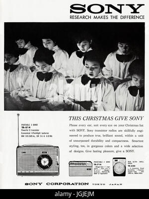 1960 Publicité Publicité radio transistor portable de Sony Corporation de Tokyo au Japon dans le magazine du 5 décembre 1960 Banque D'Images