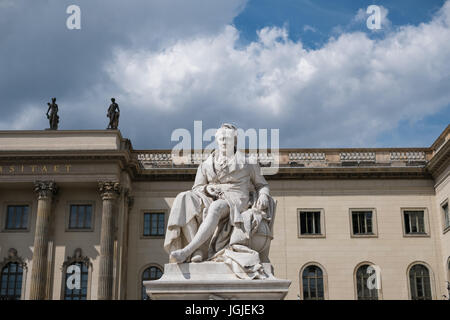 Alexander von Humboldt statue en face de l'Université Humboldt de Berlin Banque D'Images