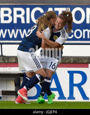 Scotland's Christie Murray célèbre marquant ainsi son premier but de côtés du jeu avec son coéquipier Erin Cuthbert pendant le Défi international match à Stark's Park, Kirkcaldy. ASSOCIATION DE PRESSE Photo. Photo date : vendredi 7 juillet 2017. Voir l'ACTIVITÉ DE SOCCER histoire des femmes en Écosse. Crédit photo doit se lire : Ian Rutherford/PA Wire. RESTRICTIONS : Utiliser l'objet de restrictions. Usage éditorial uniquement. L'utilisation commerciale qu'avec l'accord écrit préalable de la Scottish FA. Banque D'Images