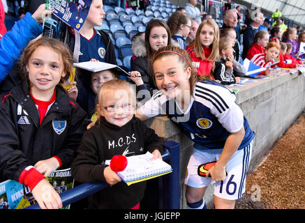 Christie Murray en Écosse signe des autographes pour le fana après le coup de sifflet final du match du défi international à Stark's Park, Kirkcaldy.APPUYEZ SUR ASSOCIATION photo.Date de la photo : vendredi 7 juillet 2017.Voir PA Story football Scotland Women.Le crédit photo devrait se lire comme suit : Ian Rutherford/PA Wire.RESTRICTIONS : l'utilisation est soumise à des restrictions.Usage éditorial uniquement.Utilisation commerciale uniquement avec l'accord écrit préalable de la Scottish FA. Banque D'Images