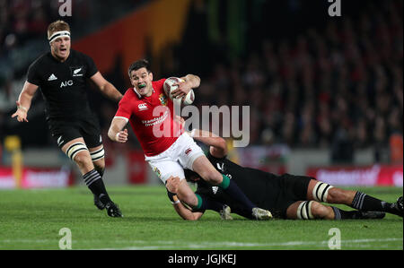 Les Lions britanniques et irlandais' Johnny Sexton est abordé par la Nouvelle-Zélande's Sam Whitelock au cours du troisième essai de la 2017 Tournée des Lions britanniques et irlandais à Eden Park, Auckland. Banque D'Images