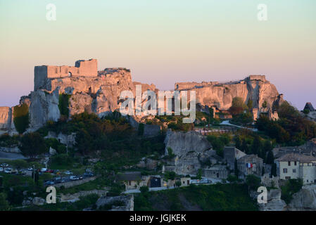 Coucher de soleil sur les baux ou les Baux-de-Provence Village perché et château en ruine dans les Alpilles Provence France Banque D'Images