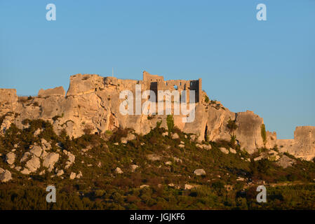 Le lever du soleil sur la façade de l'est le Château des Baux ou des Baux-de-Provence Château Village perché dans les Alpilles Provence France Banque D'Images