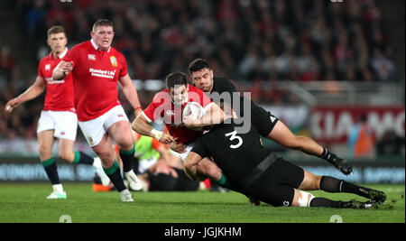 Les Lions britanniques et irlandais' Johnny Sexton est attaquer par la Nouvelle-Zélande Codie Taylor et Owen Franks au cours du troisième essai de la 2017 Tournée des Lions britanniques et irlandais à Eden Park, Auckland. Banque D'Images