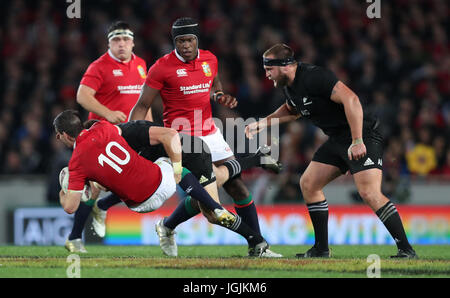 Les Lions britanniques et irlandais' Johnny Sexton est abordé par la Nouvelle-Zélande Beauden Barrett au cours du troisième essai de la 2017 Tournée des Lions britanniques et irlandais à Eden Park, Auckland. Banque D'Images