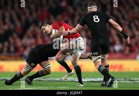 Les Lions britanniques et irlandais' Johnny Sexton est abordé par la Nouvelle-Zélande Jerome Kaino au cours du troisième essai de la 2017 Tournée des Lions britanniques et irlandais à Eden Park, Auckland. Banque D'Images