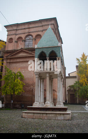 L'Italie, Bologna - 19 novembre 2016 : l'avis de la Rolandino de Passeggeri tombe par Giovanni et basilique San Domenico sur contexte le 19 novembre Banque D'Images