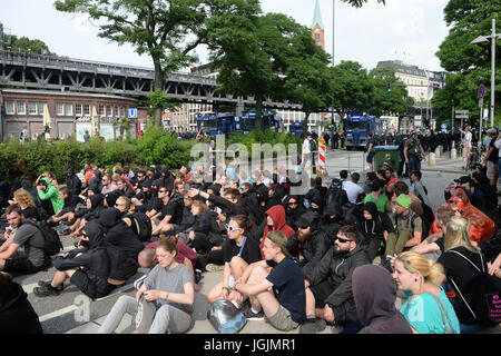 Hambourg, Allemagne. 7 juillet, 2017. Les manifestants bloquer une route à Hambourg, Allemagne, 7 juillet 2017. Les chefs des gouvernements du G20 groupe de pays sont réunis à Hambourg, sur le 7 et 8 juillet 2017. Photo : Daniel Reinhardt/dpa/Alamy Live News Banque D'Images