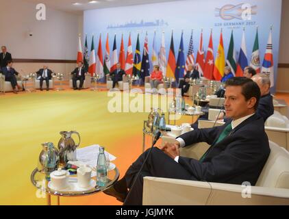 Hambourg, Allemagne. 07Th Juillet, 2017. Le Président mexicain Enrique Pena Nieto est assis avec les dirigeants mondiaux lors du début de la première journée du Sommet du G20 réunis à la foire commerciale de Hambourg et du centre des congrès le 7 juillet 2017 à Hambourg, Allemagne. Credit : Planetpix/Alamy Live News Banque D'Images