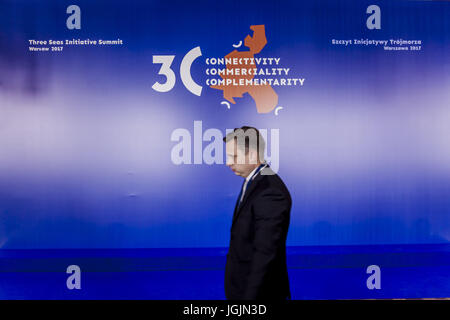 Varsovie, Mazovie, Pologne. 6 juillet, 2017. Placard de l'Initiative des trois mers Sommet à Varsovie, Pologne. Credit : Celestino Arce/ZUMA/Alamy Fil Live News Banque D'Images