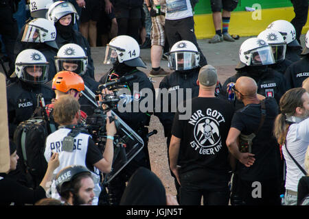 Hambourg, Allemagne. 6e juillet, 2017. Marché aux poissons/Hambourg - Allemagne le 6 juillet 2017 : les policiers avec la presse et les manifestants. Credit : Eva Agata Draze/Alamy Live News Banque D'Images