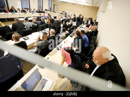 18 défendeurs, de leurs avocats et interprètes pour attendre le début de l'essai à la salle d'audience à Essen, Allemagne, 7 juillet 2017. Ils sont accusés de tentative de meurtre pour un incendie criminel dans un salon de thé turc à Essen. Les 15 à 24 ans accusés sont soupçonnés d'avoir construit trois dispositifs incendiaires sur une aire et ont jeté dans un café encore ouvert. Photo : Roland Weihrauch/dpa Banque D'Images