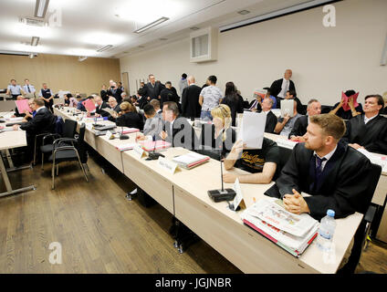 18 défendeurs, de leurs avocats et interprètes pour attendre le début de l'essai à la salle d'audience à Essen, Allemagne, 7 juillet 2017. Ils sont accusés de tentative de meurtre pour un incendie criminel dans un salon de thé turc à Essen. Les 15 à 24 ans accusés sont soupçonnés d'avoir construit trois dispositifs incendiaires sur une aire et ont jeté dans un café encore ouvert. Photo : Roland Weihrauch/dpa Banque D'Images