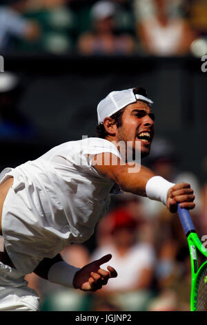 Londres, Royaume-Uni. 07Th Juillet, 2017. Londres, 7 juillet, 2017 - Karen Khachanov de Russie au service de l'Espagne de Rafael Nadal lors de leur troisième match sur le Court Central de Wimbledon. Crédit : Adam Stoltman/Alamy Live News Banque D'Images