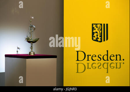 Dresde, Allemagne. 7 juillet, 2017. Le chiffspokal «' (lit. Trophée 'navire'), une partie importante de la Conseil de Dresde, Trésor peuvent être vus au musée de la ville (tadtmuseum «') à Dresde, Allemagne, 7 juillet 2017. Les 67 objets de l'Ratschatz "Dresden" (lit. 'Trésor' du Conseil) ont été perdus dans le chaos après la Seconde Guerre mondiale en 1945. Maintenant, le navire par le trophée à base de Nuremberg goldsmith Tobias Wolff du 17e siècle est retourné à la capitale de l'état de Saxe. Photo : Arno Burgi/dpa-Zentralbild/dpa/Alamy Live News Banque D'Images