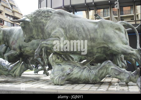 Un monument pour l'encierro a été érigée par la ville dans le centre de Pampelune, Espagne, 26 juin 2017. Le monument dépeint les taureaux qui déborde de spectateurs. Au cours de l'Assemblée bull run dans la ville nord-espagnole, les participants gardent sur obtenir fortement blessés, même les décès s'est produit dans le passé. Photo : Carola Frentzen/dpa Banque D'Images