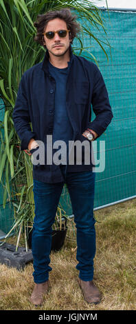 Cotswold, UK. 7 juillet, 2017. Cornbury Festival 2017 Chadlington Oxfordshire UK. Backstage avec Jack Savoretti Crédit : charlie bryan/Alamy Live News Banque D'Images