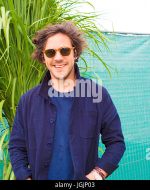 Cotswold, UK. 7 juillet, 2017. Cornbury Festival 2017 Chadlington Oxfordshire UK. Backstage avec Jack Savoretti Crédit : charlie bryan/Alamy Live News Banque D'Images