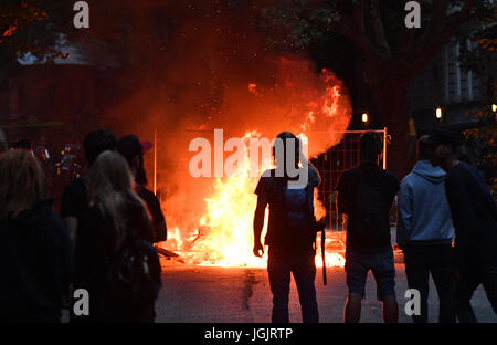 Hambourg, Allemagne. 7 juillet, 2017. Une barricade en feu dans le quartier de Sankt Pauli à Hambourg, Allemagne, 7 juillet 2017. Les chefs des gouvernements du G20 groupe de pays sont réunis à Hambourg, sur le 7 et 8 juillet 2017. Photo : Boris Roessler/dpa/Alamy Live News Banque D'Images