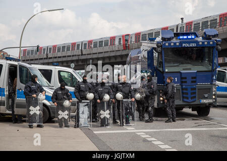 Hambourg, Allemagne. 7 juillet, 2017. Des manifestants et la police clash à Hambourg, en Allemagne, le premier jour du Sommet du G20. Credit : Ted Hammond/Alamy Live News Banque D'Images