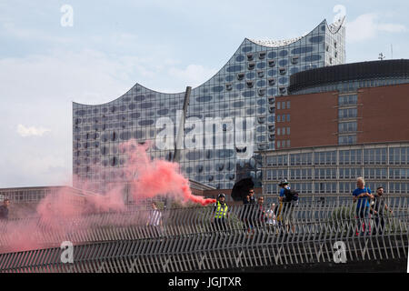 Hambourg, Allemagne. 7 juillet, 2017. Des manifestants et la police clash à Hambourg, en Allemagne, le premier jour du Sommet du G20. Credit : Ted Hammond/Alamy Live News Banque D'Images