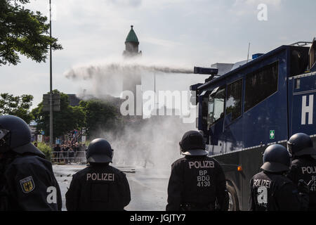 Hambourg, Allemagne. 7 juillet, 2017. Des manifestants et la police clash à Hambourg, en Allemagne, le premier jour du Sommet du G20. Credit : Ted Hammond/Alamy Live News Banque D'Images