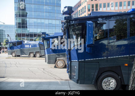 Hambourg, Allemagne. 7 juillet, 2017. Des manifestants et la police clash à Hambourg, en Allemagne, le premier jour du Sommet du G20. Credit : Ted Hammond/Alamy Live News Banque D'Images