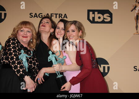 Los Angeles, CA, USA. Jan 30, 2016. LOS ANGELES - jan 30 : Lesley Nicol, Raquel Cassidy, Sophie McShera, Joanne Froggatt au 22ème Screen Actors Guild Awards au Shrine Auditorium le 30 janvier 2016 à Los Angeles, CA : Crédit Kay Blake/ZUMA/Alamy Fil Live News Banque D'Images