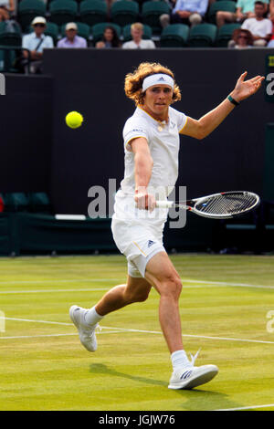 Londres, Royaume-Uni. Le 06 juillet, 2017. Londres, 6 juillet, 2017 - de l'Allemagne Alexander Zverev en action contre Frances Tiafoe au cours de l'action du deuxième cycle à Wimbledon. Crédit : Adam Stoltman/Alamy Live News Banque D'Images