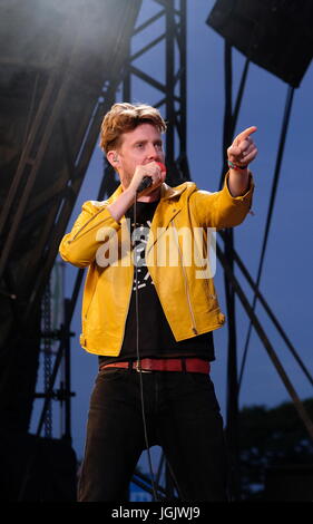 Great Tew, Oxfordshire, UK. 7 juillet 2017. Cornbury Festival Jour 1- le groupe britannique Kaiser Chiefs effectuant à Cornbury Festival, Oxfordshire 7 Juillet 2017 : Crédit photographique DFP/Alamy Live News Banque D'Images