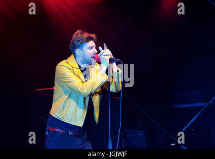 Great Tew, Oxfordshire, UK. 7 juillet 2017. Cornbury Festival Jour 1- le groupe britannique Kaiser Chiefs effectuant à Cornbury Festival, Oxfordshire 7 Juillet 2017 : Crédit photographique DFP/Alamy Live News Banque D'Images