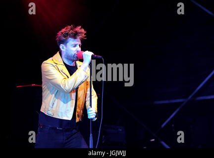 Great Tew, Oxfordshire, UK. 7 juillet 2017. Cornbury Festival Jour 1- le groupe britannique Kaiser Chiefs effectuant à Cornbury Festival, Oxfordshire 7 Juillet 2017 : Crédit photographique DFP/Alamy Live News Banque D'Images