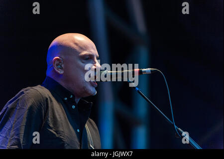 Coventry, Royaume-Uni. 7 juillet, 2017. Le Festival de musique annuel Godiva Coventry a ouvert hier soir avec des foules immenses qui fréquentent à regarder la nouvelle vague légendaire les Stranglers bande titre. Chanteur de The Stranglers, Baz Warne, effectue sur la soirée d'ouverture du festival. Le festival se déroule jusqu'à dimanche soir avec des actes tels que Kate Nash, exemple, Zachary Richard et l'Obscurité encore à effectuer. Credit : Andy Gibson/Alamy Live News. Banque D'Images