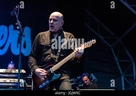 Coventry, Royaume-Uni. 7 juillet, 2017. Le Festival de musique annuel Godiva Coventry a ouvert hier soir avec des foules immenses qui fréquentent à regarder la nouvelle vague légendaire les Stranglers bande titre. Chanteur de The Stranglers, Baz Warne, effectue sur la soirée d'ouverture du festival. Le festival se déroule jusqu'à dimanche soir avec des actes tels que Kate Nash, exemple, Zachary Richard et l'Obscurité encore à effectuer. Credit : Andy Gibson/Alamy Live News. Banque D'Images