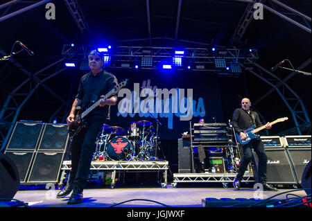 Coventry, Royaume-Uni. 7 juillet, 2017. Le Festival de musique annuel Godiva Coventry a ouvert hier soir avec des foules immenses qui fréquentent à regarder la nouvelle vague légendaire les Stranglers bande titre. Les STRANGLERS effectue sur la soirée d'ouverture du festival. Le festival se déroule jusqu'à dimanche soir avec des actes tels que Kate Nash, exemple, Zachary Richard et l'Obscurité encore à effectuer. Credit : Andy Gibson/Alamy Live News. Banque D'Images