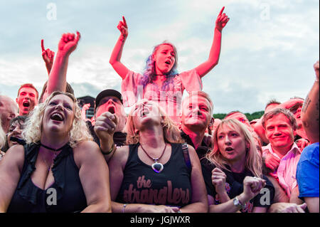 Coventry, Royaume-Uni. 7 juillet 2017. Le festival annuel de musique Coventry Godiva a ouvert la nuit dernière avec de grandes foules pour assister au légendaire groupe New Wave The Stranglers Headline. Le festival se déroule jusqu'au dimanche soir avec des actes comme Kate Nash, par exemple, Badfinger et les Ténèbres encore à jouer. Crédit : AG News/Alay Live News. Banque D'Images