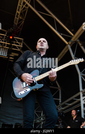 Coventry, Royaume-Uni. 7 juillet, 2017. Le Festival de musique annuel Godiva Coventry a ouvert hier soir avec des foules immenses qui fréquentent à regarder la nouvelle vague légendaire les Stranglers bande titre. Chanteur de The Stranglers, Baz Warne, effectue sur la soirée d'ouverture du festival. Le festival se déroule jusqu'à dimanche soir avec des actes tels que Kate Nash, exemple, Zachary Richard et l'Obscurité encore à effectuer. Credit : Andy Gibson/Alamy Live News. Banque D'Images